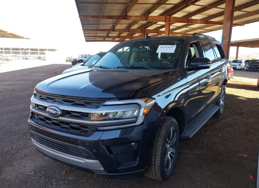 Photo 2 of 2024 Ford Expedition XLT (VIN 1FMJU1H83REA00773)