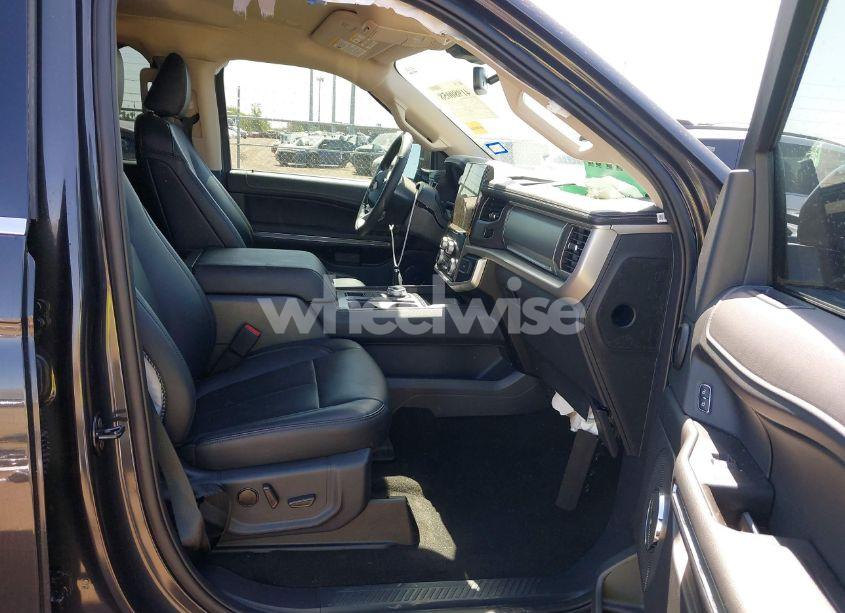 Photo 5 of 2024 Ford Expedition XLT (VIN 1FMJU1H88REB10590)