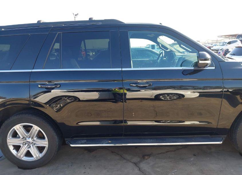 Photo 14 of 2018 Ford Expedition XLT (VIN 1FMJU1HT0JEA17703)