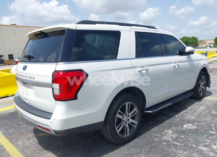 Photo 4 of 2022 Ford Expedition XLT (VIN 1FMJU1HT0NEA10739)