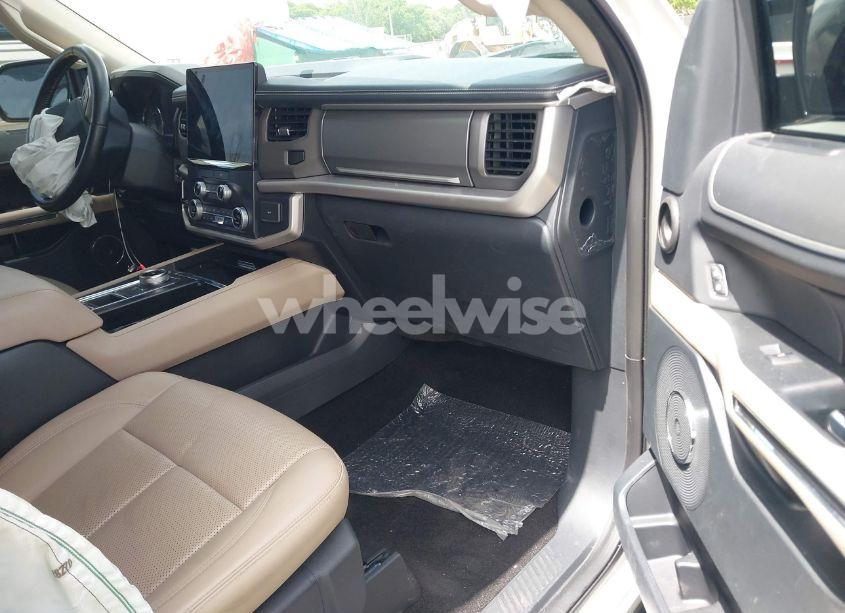 Photo 5 of 2022 Ford Expedition XLT (VIN 1FMJU1HT0NEA10739)