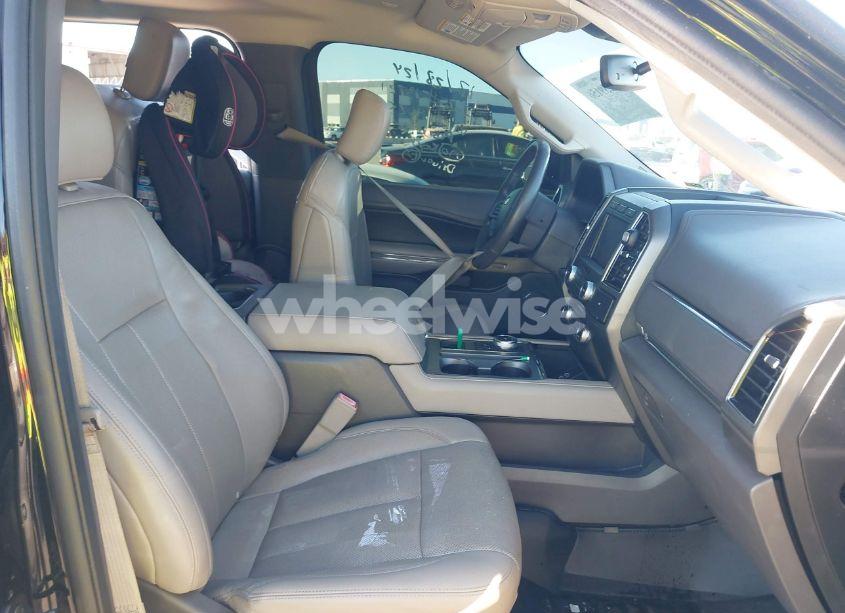 Photo 5 of 2018 Ford Expedition XLT (VIN 1FMJU1HT1JEA62584)