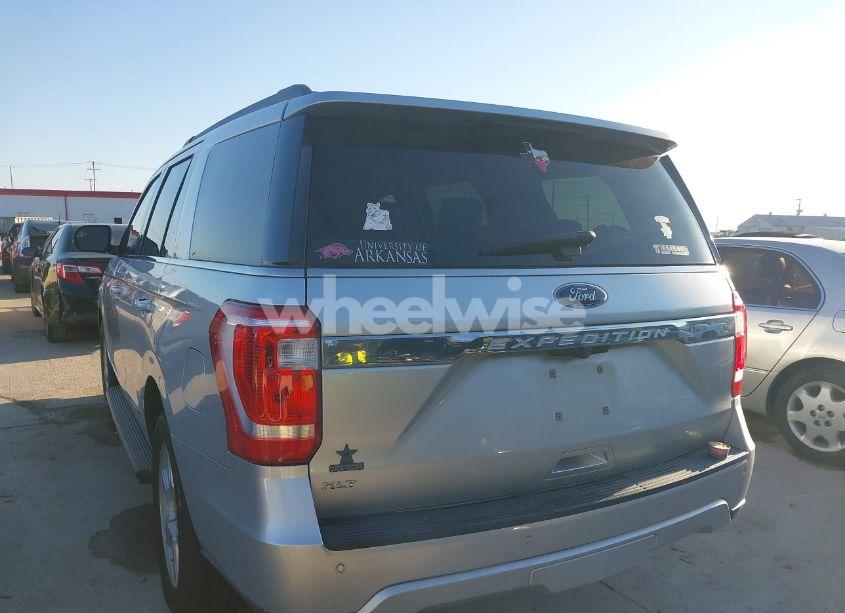 Photo 3 of 2018 Ford Expedition XLT (VIN 1FMJU1HT7JEA27919)