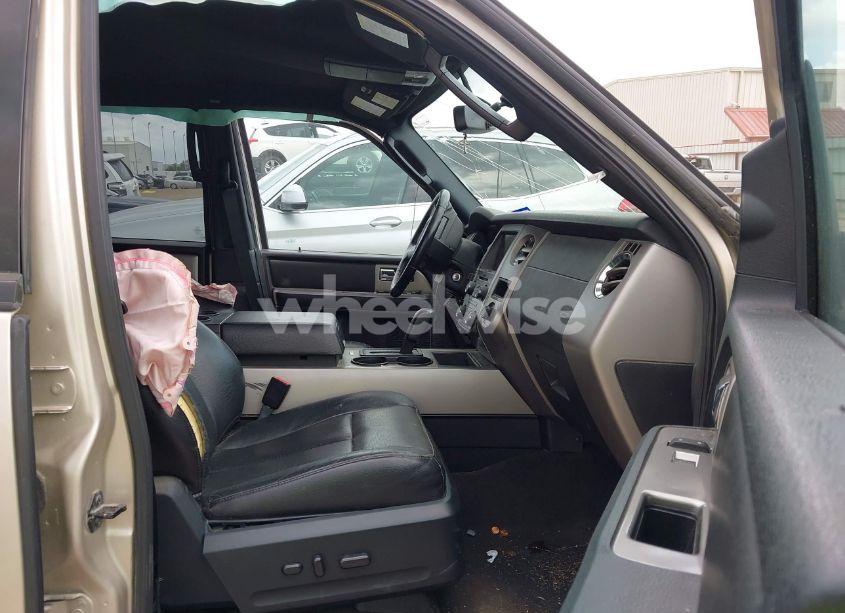 Photo 5 of 2017 Ford Expedition XLT (VIN 1FMJU1HT9HEA23638)