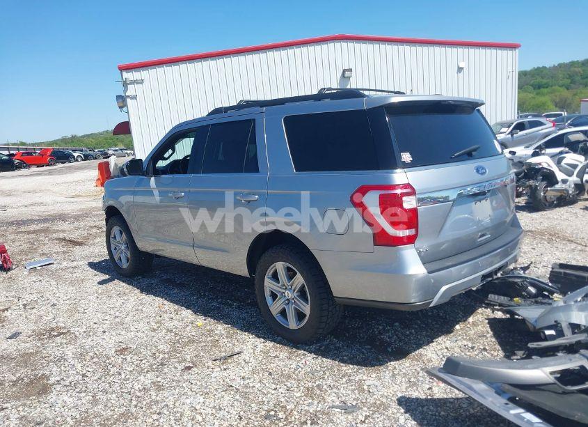 Photo 3 of 2021 Ford Expedition XLT (VIN 1FMJU1HT9MEA33614)