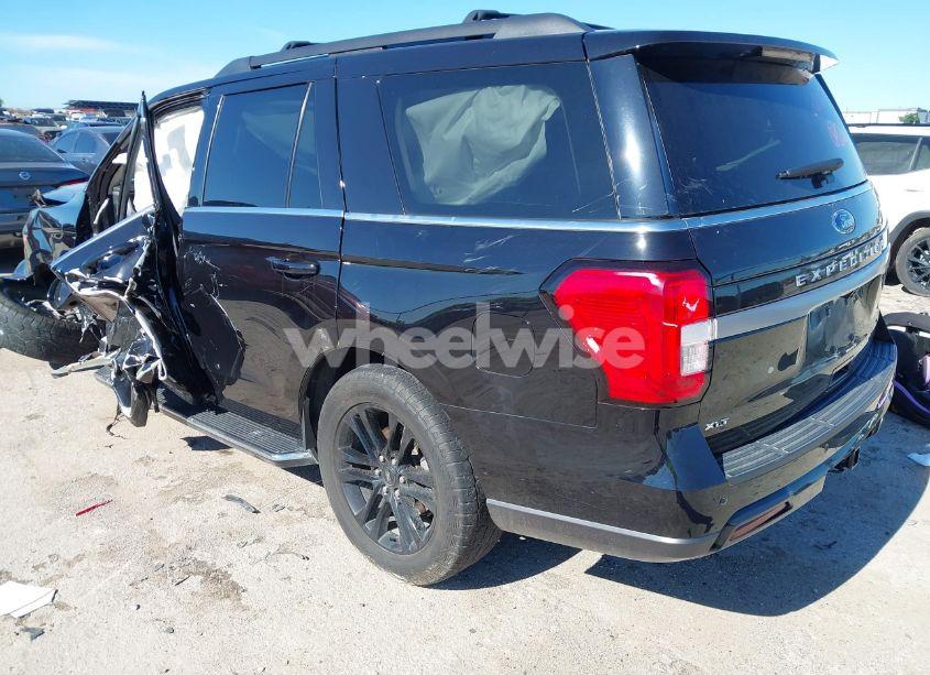 Photo 3 of 2022 Ford Expedition XLT (VIN 1FMJU1HTXNEA03300)
