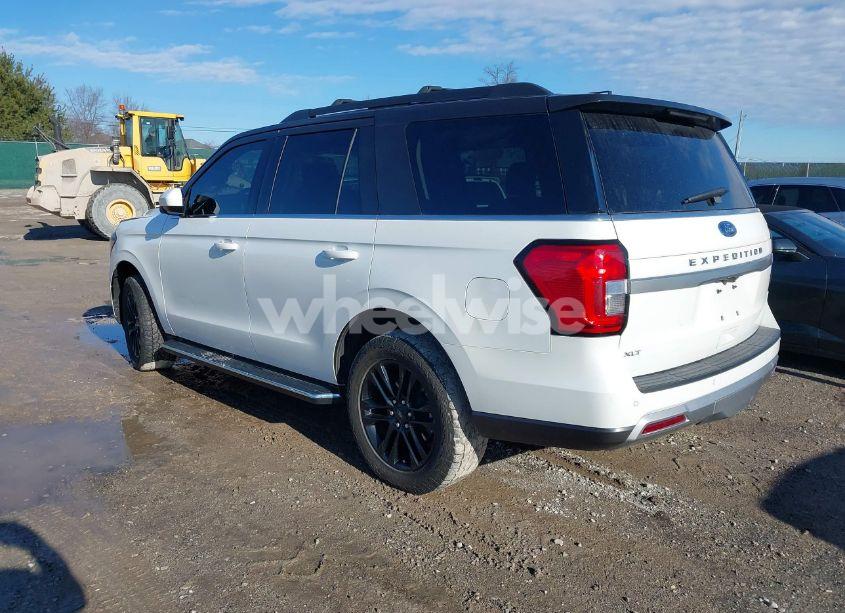 Photo 3 of 2023 Ford Expedition XLT (VIN 1FMJU1J80PEA44656)