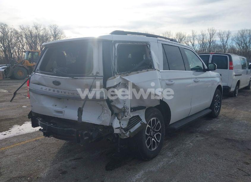 Photo 4 of 2024 Ford Expedition XLT (VIN 1FMJU1J81REA08977)