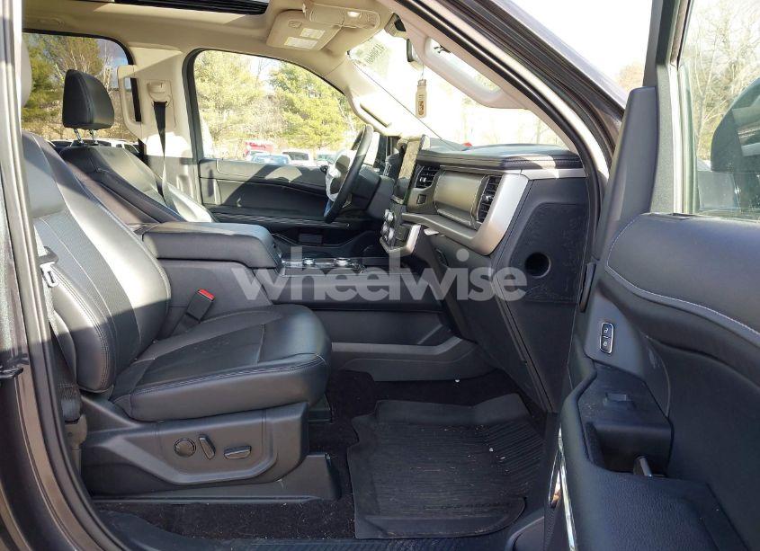 Photo 5 of 2023 Ford Expedition XLT (VIN 1FMJU1J82PEA31472)