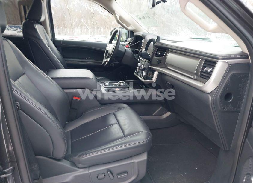 Photo 5 of 2024 Ford Expedition XLT (VIN 1FMJU1J82REA25609)