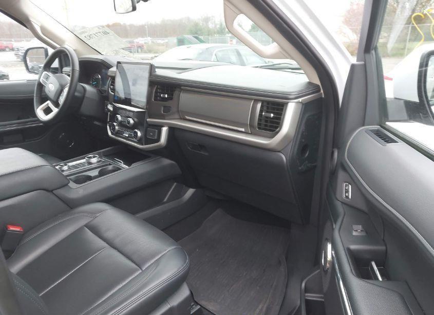 Photo 4 of 2024 Ford Expedition XLT (VIN 1FMJU1J82REA32804)