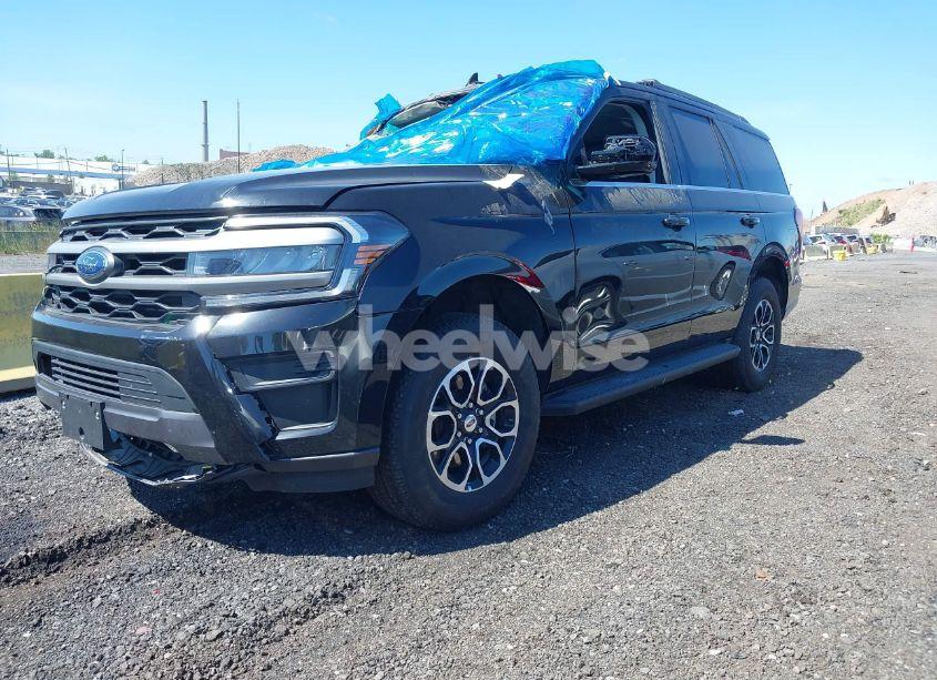Photo 2 of 2024 Ford Expedition XLT (VIN 1FMJU1J84REA35560)