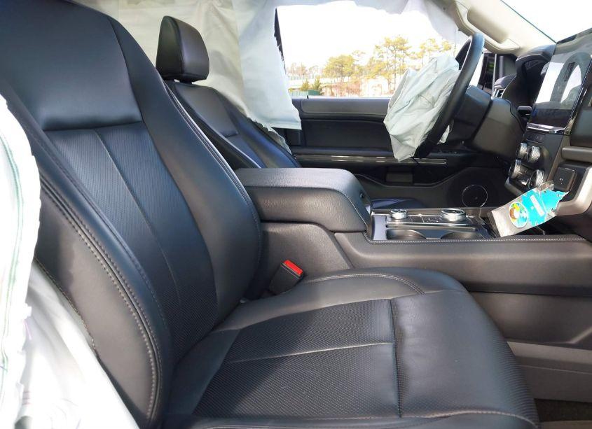 Photo 5 of 2023 Ford Expedition XLT (VIN 1FMJU1J86PEA12701)