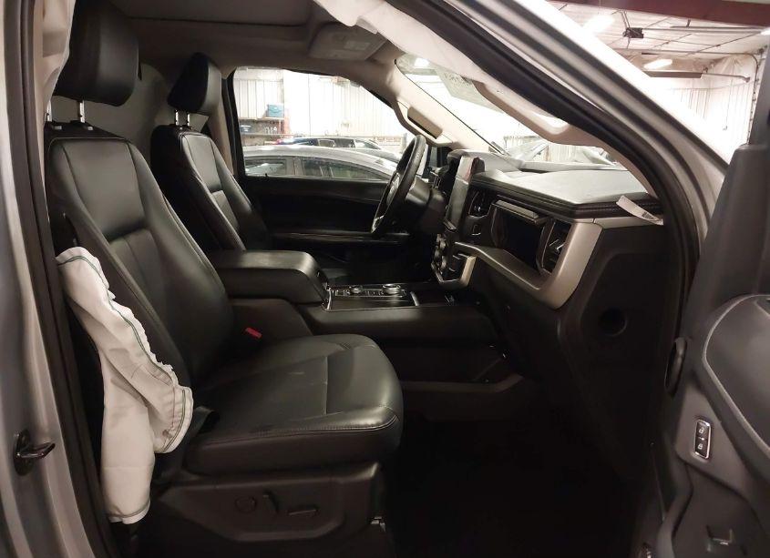 Photo 5 of 2023 Ford Expedition XLT (VIN 1FMJU1J87PEA09337)