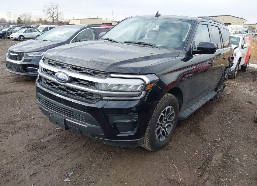 Photo 2 of 2024 Ford Expedition XLT (VIN 1FMJU1J87REA42227)