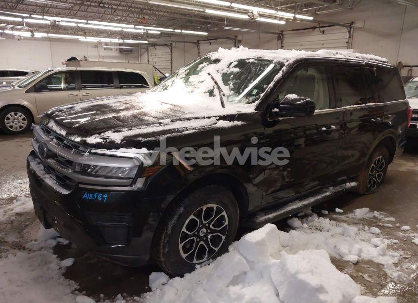 Photo 2 of 2024 Ford Expedition XLT (VIN 1FMJU1J89REA18589)