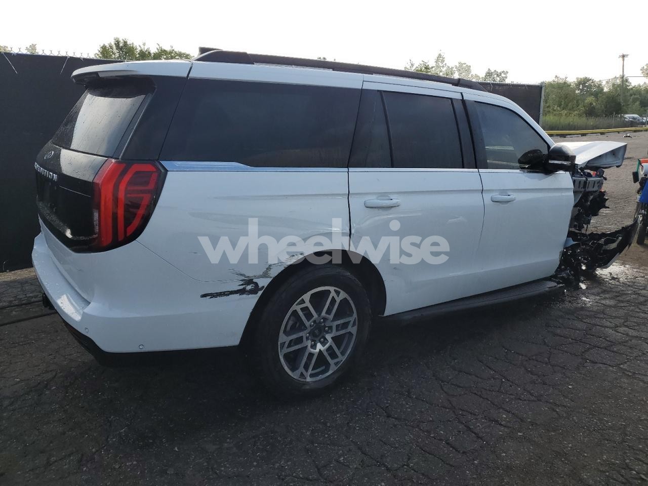 Photo 3 of 2025 FORD EXPEDITION ACTIVE (VIN 1FMJU1J89SEA16170)