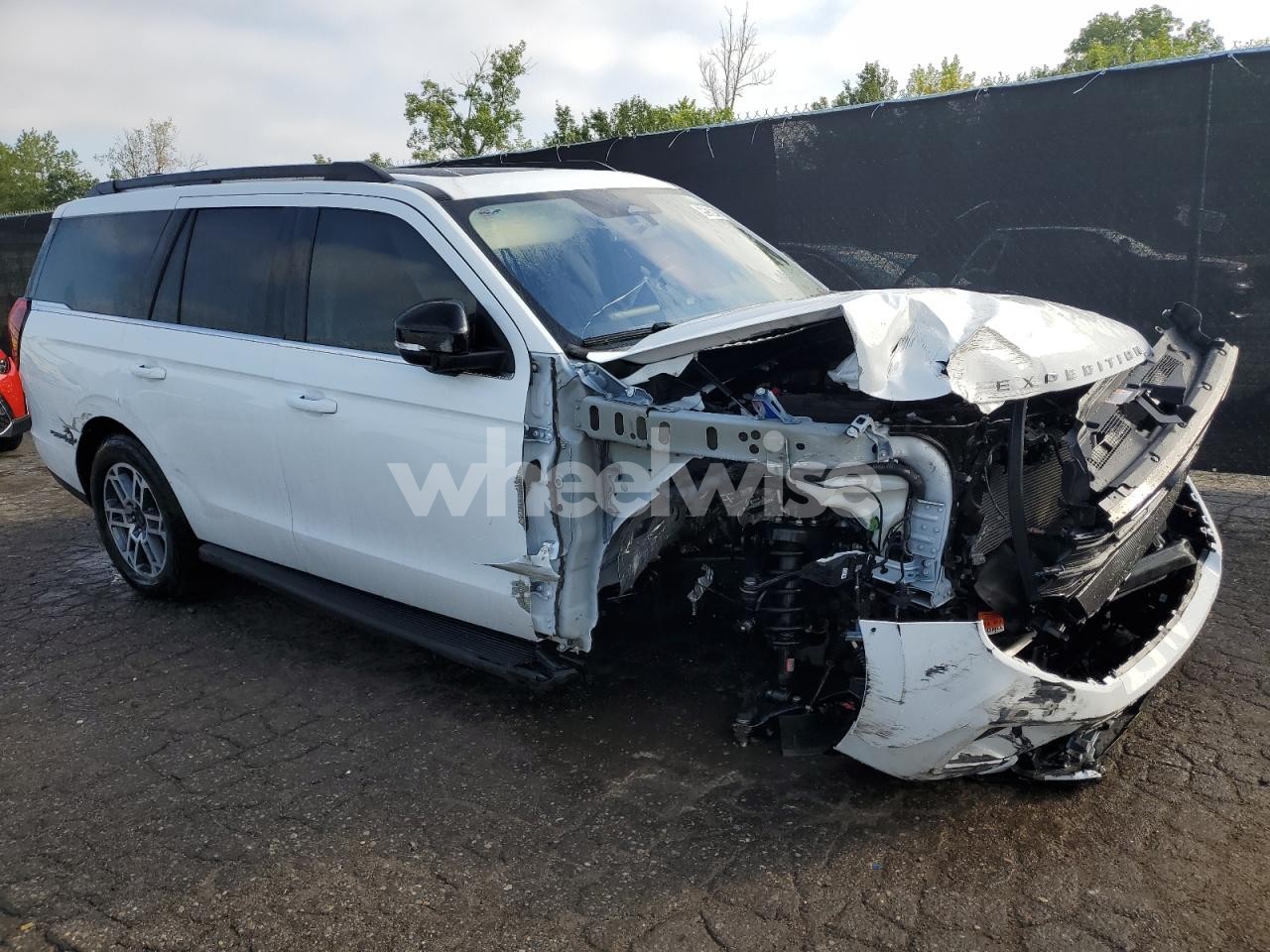 Photo 4 of 2025 FORD EXPEDITION ACTIVE (VIN 1FMJU1J89SEA16170)