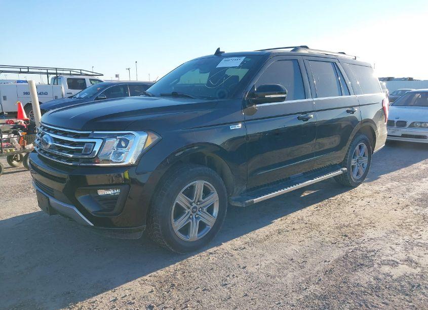 Photo 2 of 2018 Ford Expedition XLT (VIN 1FMJU1JT1JEA63793)