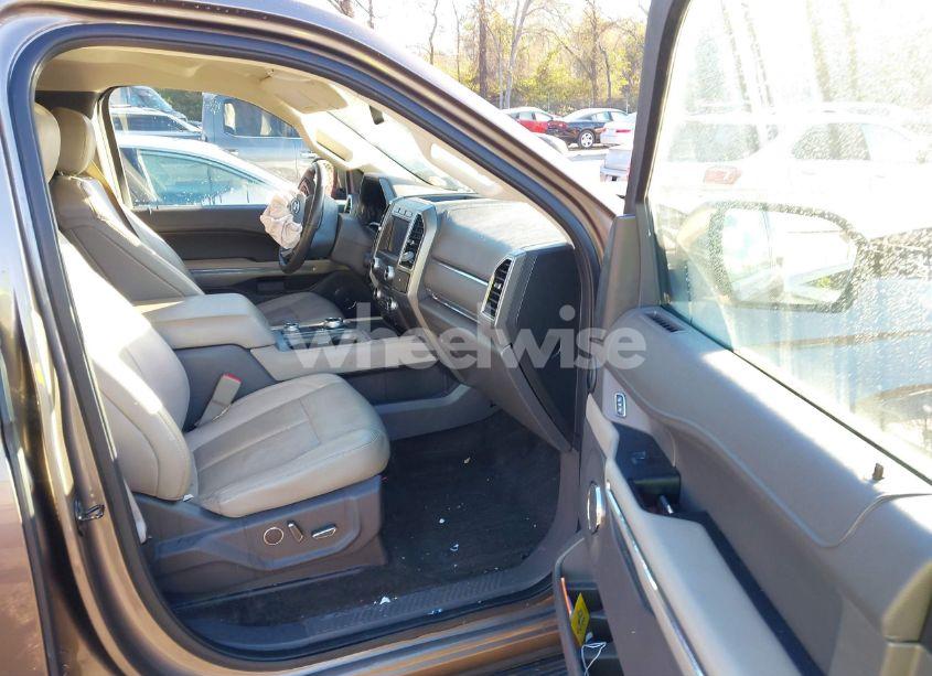 Photo 5 of 2018 Ford Expedition XLT (VIN 1FMJU1JT2JEA29961)