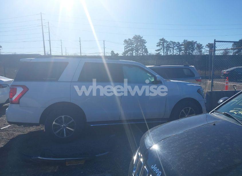 Photo 13 of 2018 Ford Expedition XLT (VIN 1FMJU1JT5JEA00437)