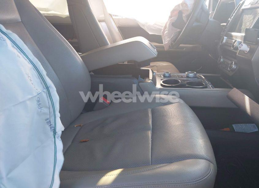 Photo 5 of 2018 Ford Expedition XLT (VIN 1FMJU1JT5JEA00437)