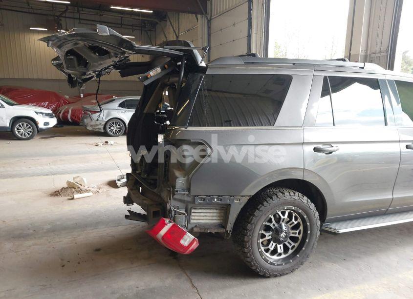 Photo 16 of 2018 Ford Expedition XLT (VIN 1FMJU1JT7JEA22830)