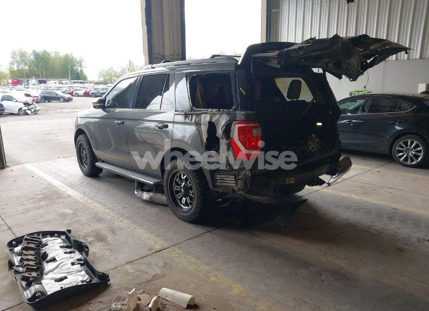 Photo 3 of 2018 Ford Expedition XLT (VIN 1FMJU1JT7JEA22830)