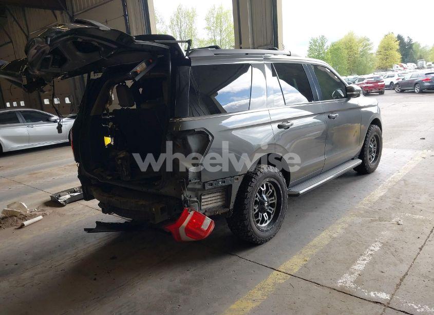 Photo 4 of 2018 Ford Expedition XLT (VIN 1FMJU1JT7JEA22830)