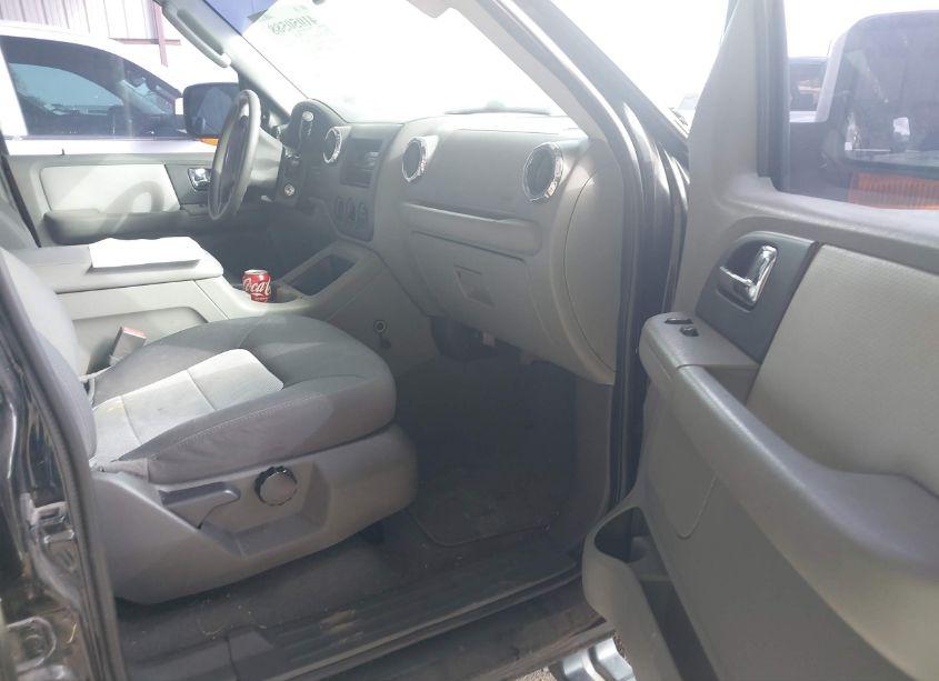Photo 5 of 2005 Ford Expedition XLT (VIN 1FMPU15505LA82942)