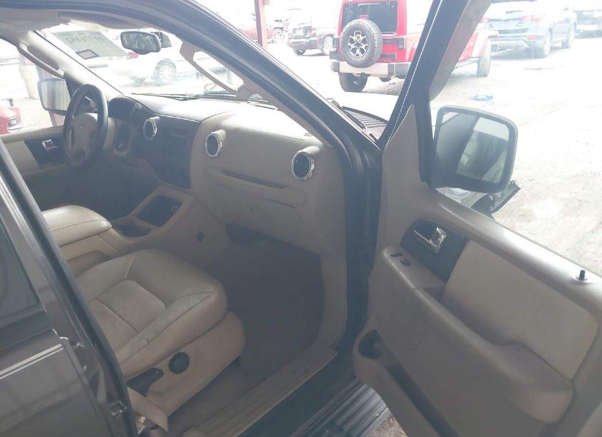 Photo 5 of 2005 Ford Expedition XLT (VIN 1FMPU15545LA63309)