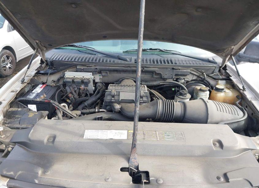 Photo 10 of 2005 Ford Expedition XLT (VIN 1FMPU15555LA01577)