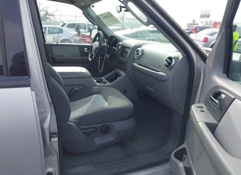 Photo 5 of 2005 Ford Expedition XLT (VIN 1FMPU15555LA01577)