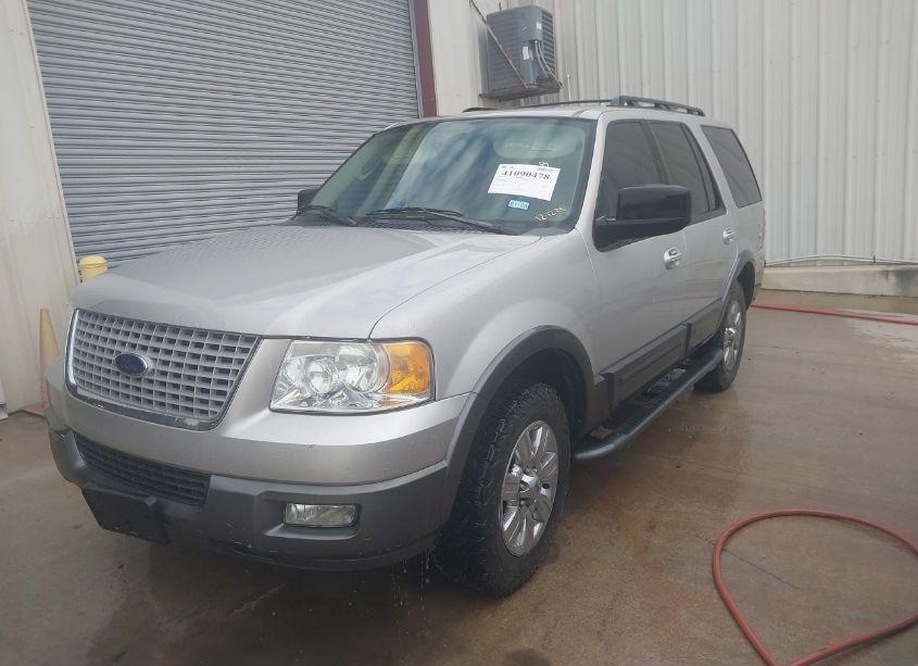 Photo 2 of 2005 Ford Expedition XLT (VIN 1FMPU15585LA85927)