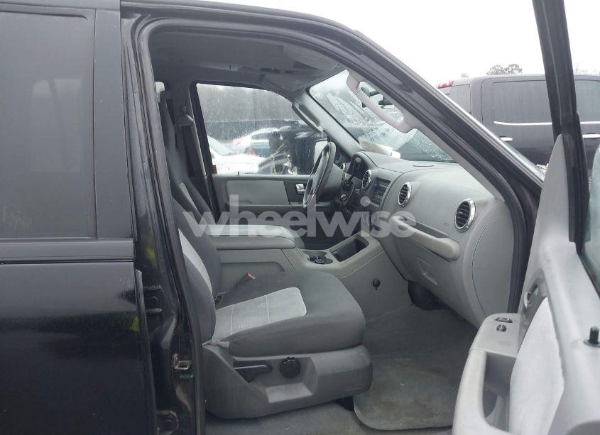 Photo 5 of 2004 Ford Expedition XLT (VIN 1FMPU15L04LB91852)