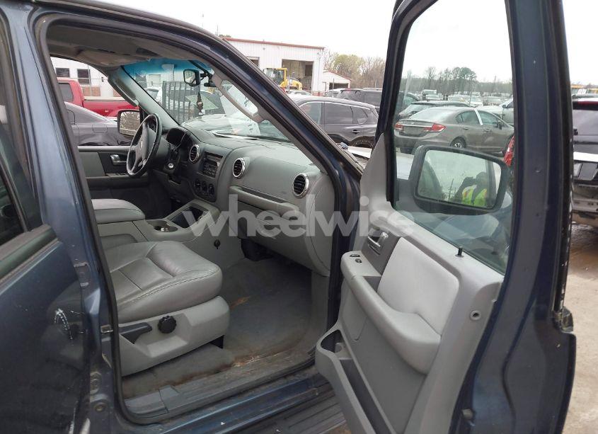 Photo 5 of 2004 Ford Expedition XLT (VIN 1FMPU15L24LA43038)
