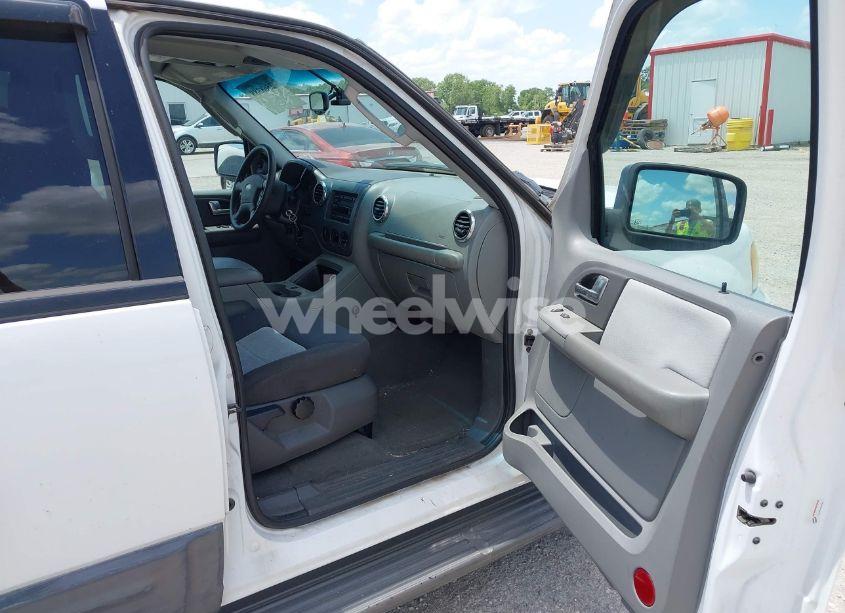 Photo 5 of 2004 Ford Expedition XLT (VIN 1FMPU15L94LA39908)