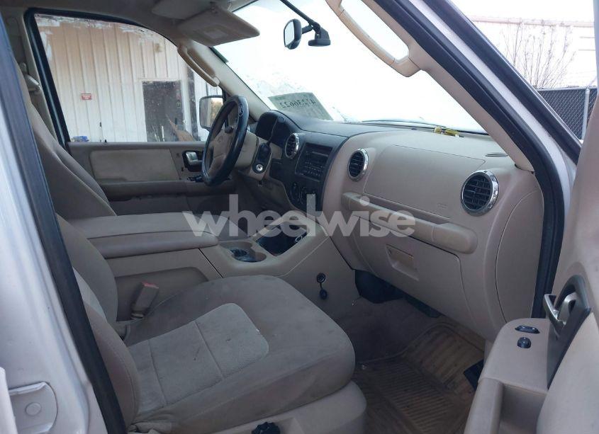 Photo 5 of 2004 Ford Expedition XLT (VIN 1FMPU15LX4LB50015)