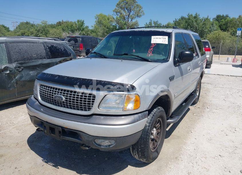 Photo 2 of 2000 Ford Expedition XLT (VIN 1FMPU16L0YLB27170)