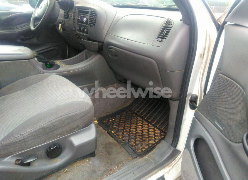 Photo 5 of 2001 Ford Expedition XLT (VIN 1FMPU16L31LB58631)