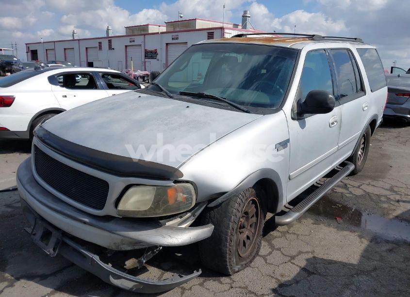 Photo 2 of 2000 Ford Expedition XLT (VIN 1FMRU1560YLC21781)