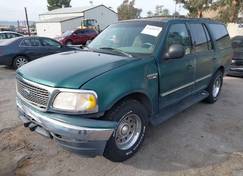 Photo 2 of 2000 Ford Expedition XLT (VIN 1FMRU1562YLB12271)