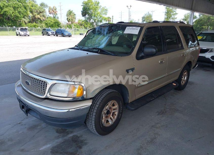 Photo 2 of 2000 Ford Expedition XLT (VIN 1FMRU1568YLA97744)