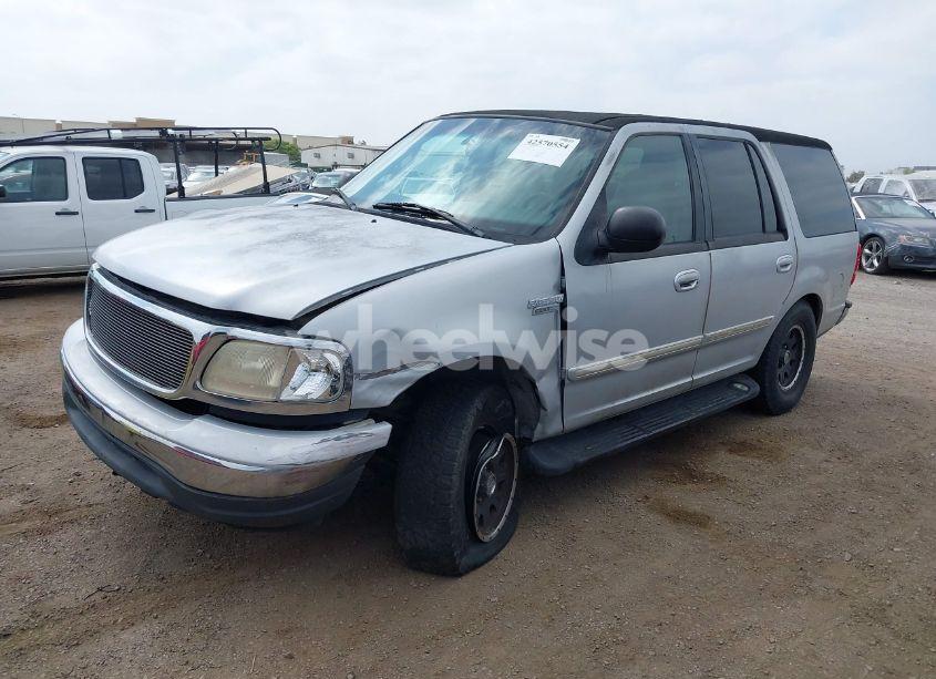 Photo 2 of 2000 Ford Expedition XLT (VIN 1FMRU15L4YLC36810)