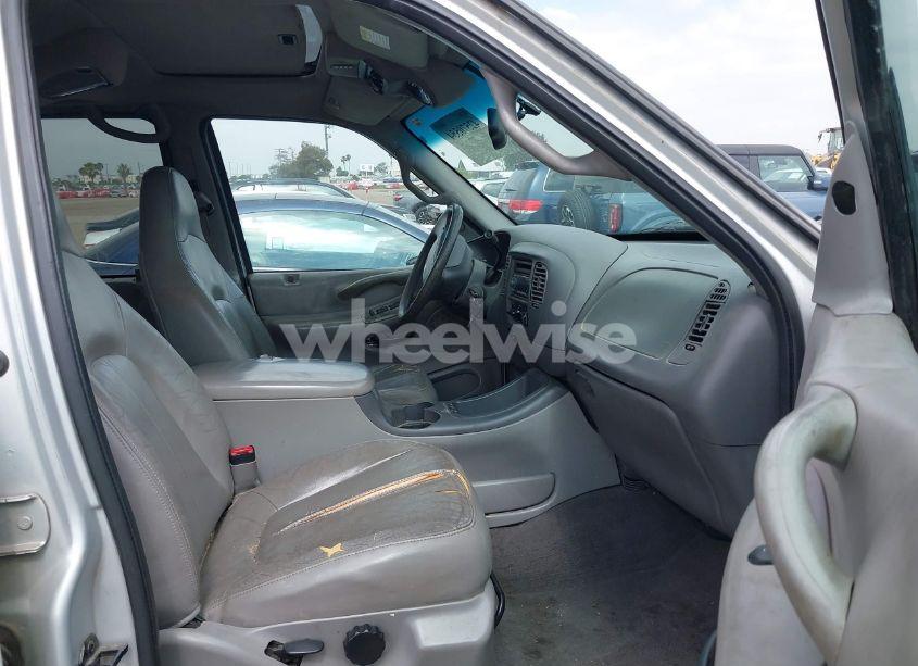 Photo 5 of 2000 Ford Expedition XLT (VIN 1FMRU15L4YLC36810)