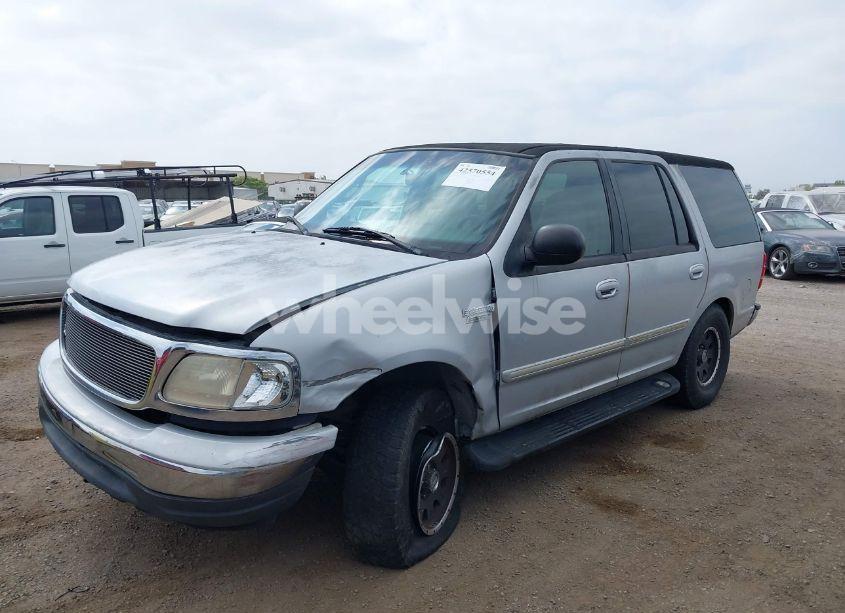 Photo 6 of 2000 Ford Expedition XLT (VIN 1FMRU15L4YLC36810)