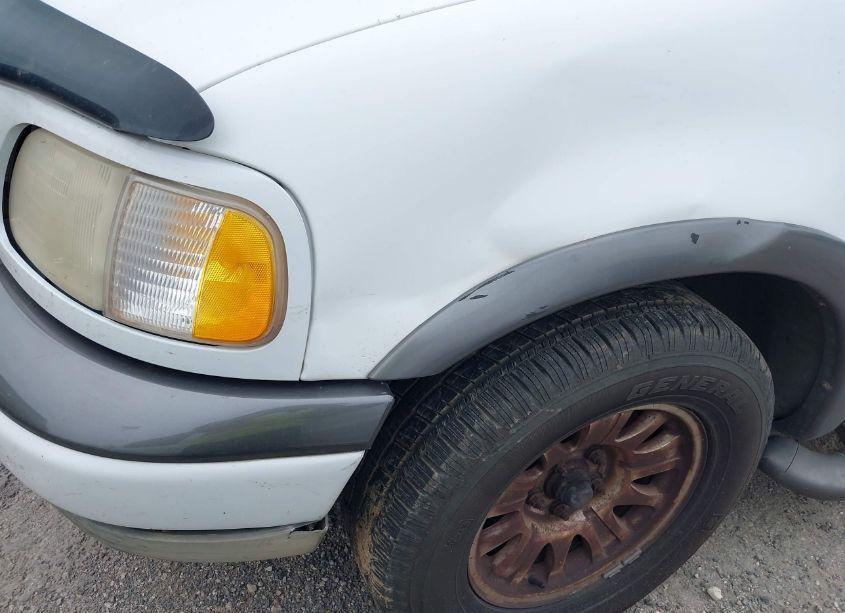 Photo 12 of 2000 Ford Expedition XLT (VIN 1FMRU15L9YLC49813)