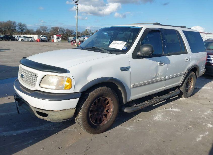 Photo 2 of 2000 Ford Expedition XLT (VIN 1FMRU15L9YLC49813)