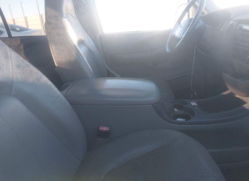 Photo 5 of 2002 Ford Expedition XLT (VIN 1FMRU15W02LA66284)