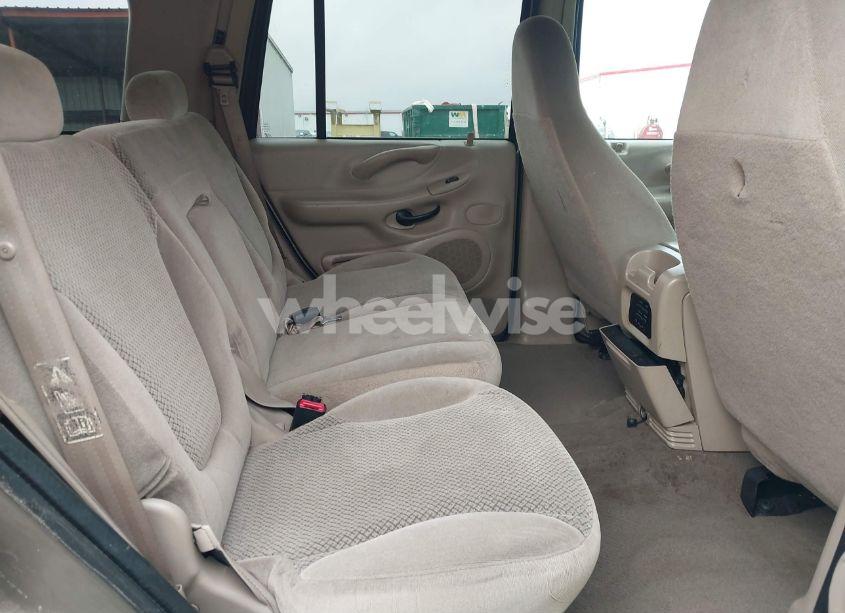 Photo 8 of 2002 Ford Expedition XLT (VIN 1FMRU15W12LA06479)